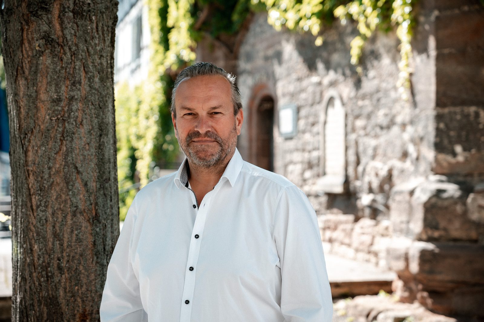 Malte Schober an historischem Gemäuer in Northeim