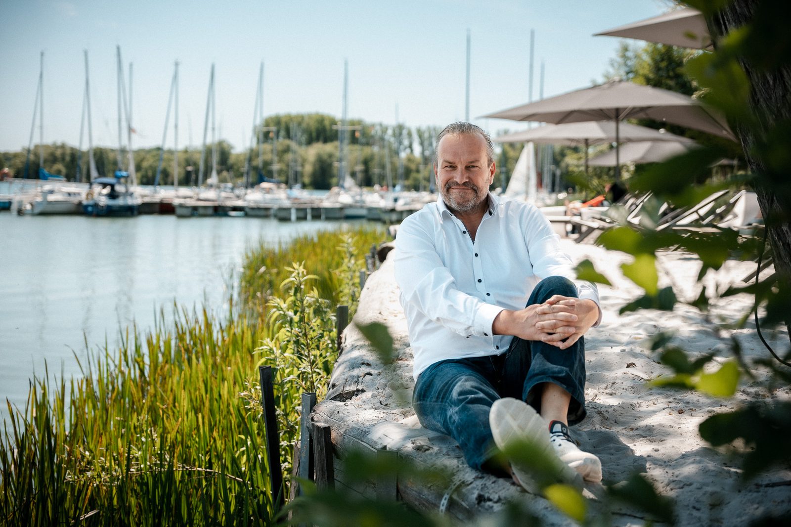 Malte Schober am Seeufer in Northeim